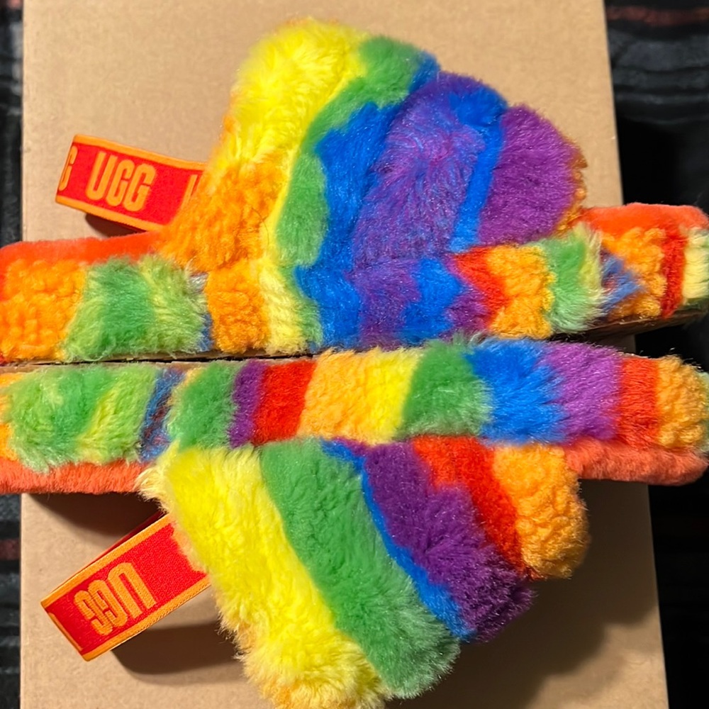 Girl’s Ugg’s Fluffy Yeah Slides